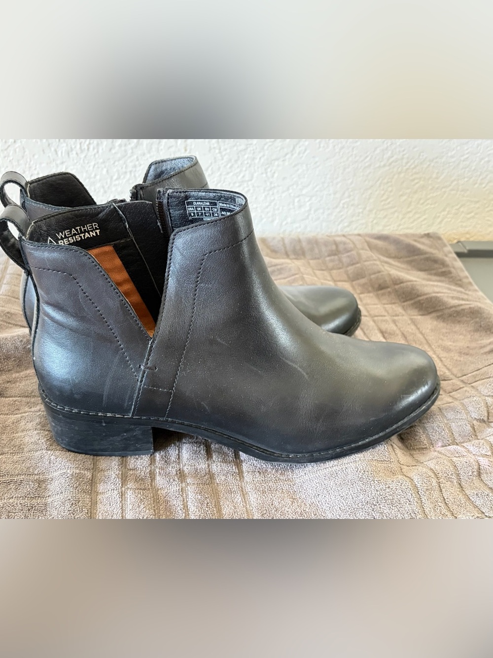 Vionic women’s  Black Leather Chukka Boots